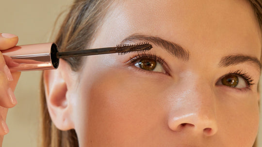 Mascara marrone: a chi sta bene e come si applica